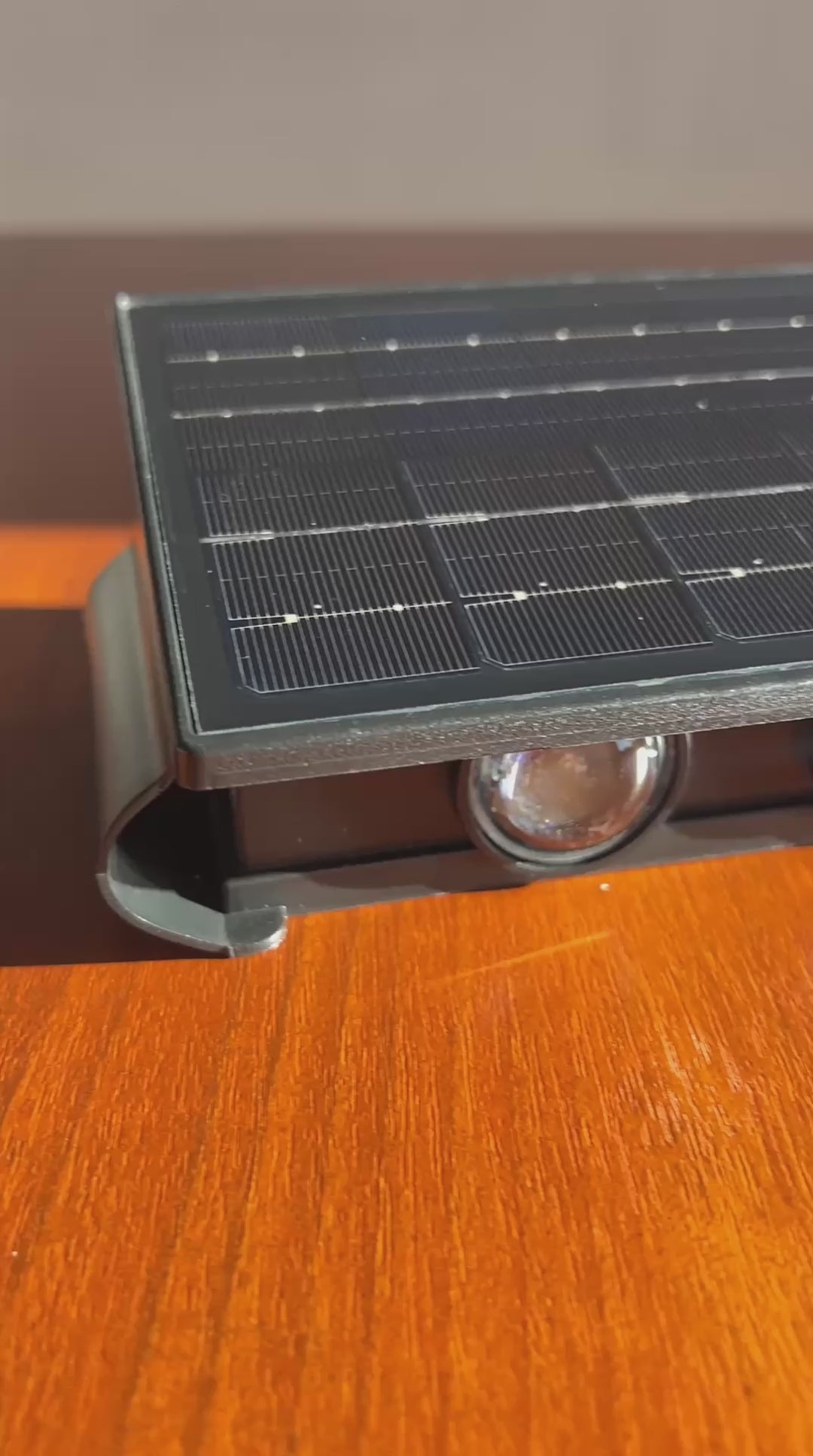 Aplique Solar HALO — Tu casa de noche, como sacada de una revista. Sin cables ni electricista.